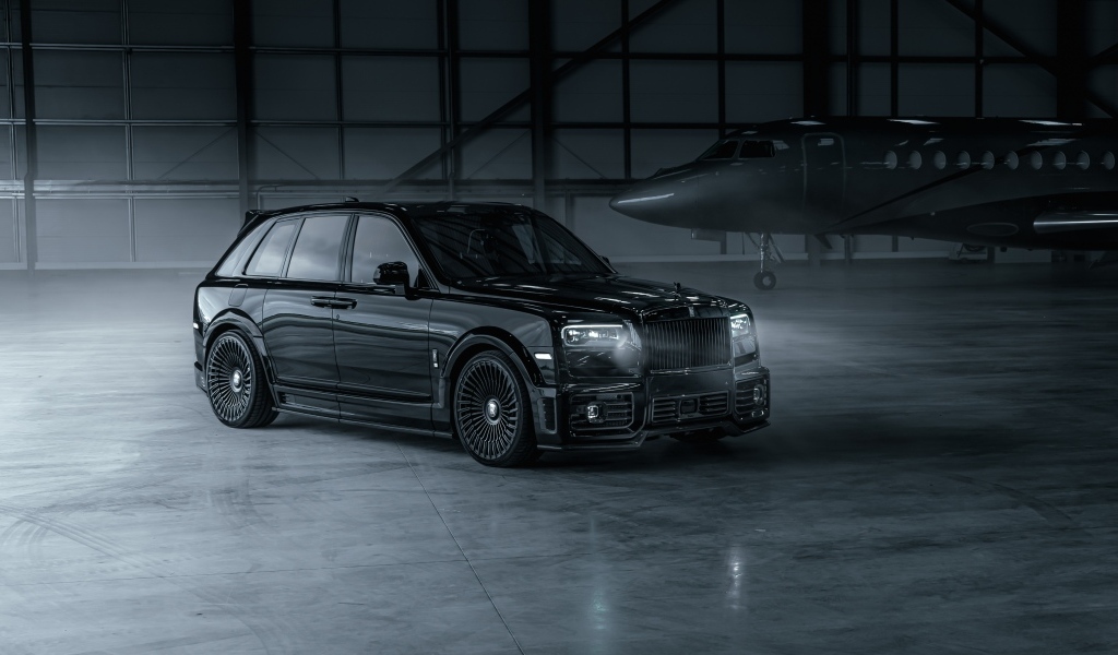 Автомобиль Rolls-Royce Cullinan с включенными фарами