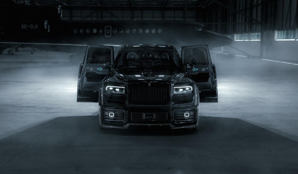 Автомобиль Rolls-Royce Cullinan с открытыми дверями