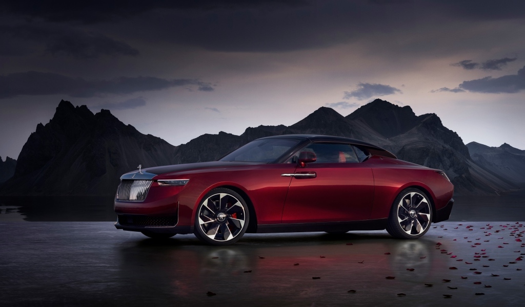 Автомобиль Rolls-Royce La Rose Noire Droptail 2023 года на фоне гор