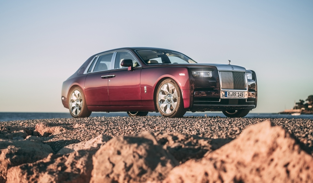 Автомобиль Rolls-Royce Phantom на песке