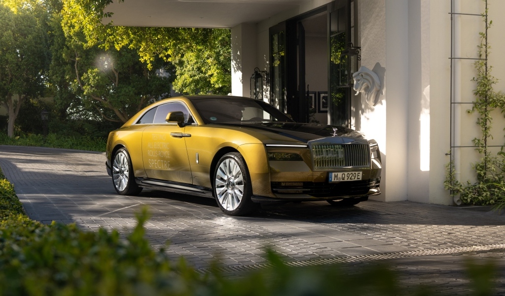 Автомобиль Rolls-Royce Spectre у дома