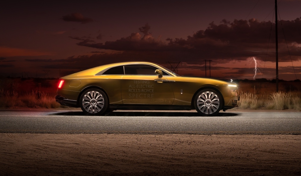 Автомобиль Rolls-Royce Spectre вид сбоку