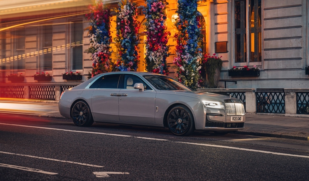 Серебристый автомобиль Rolls-Royce Ghost 2023 года