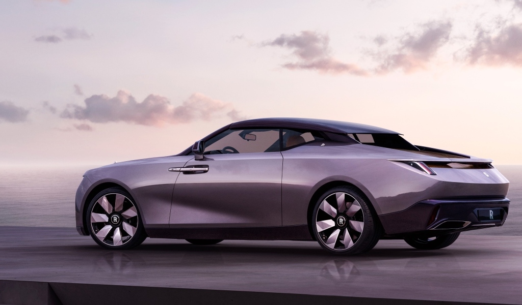 Серебристый автомобиль Rolls-Royce Amethyst Droptail вид сзади