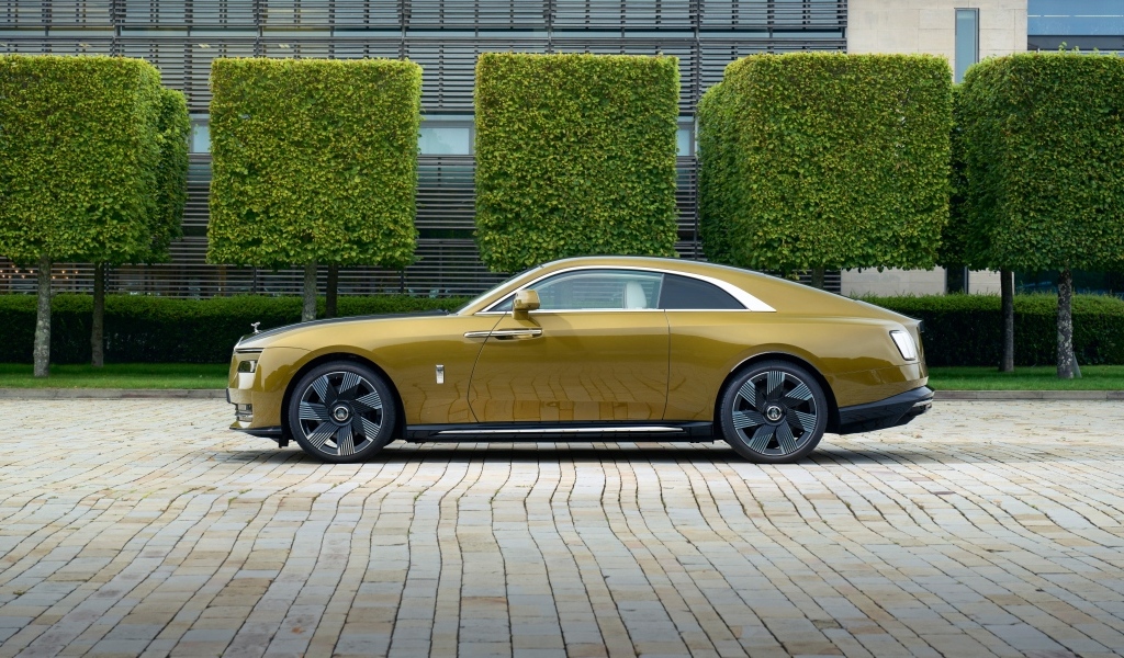 Стильный дорогой автомобиль Rolls-Royce Spectre на стоянке