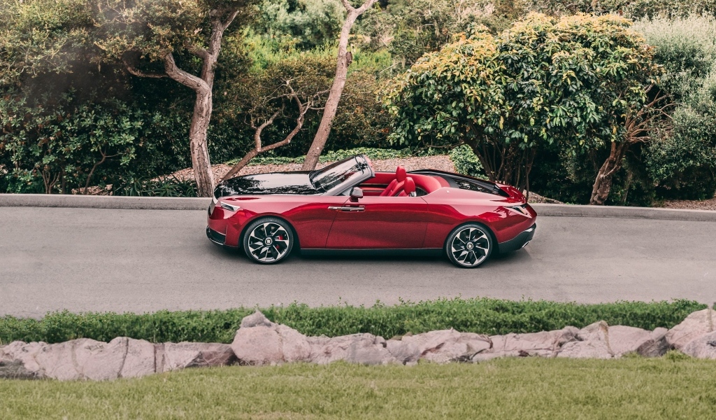 Вид сверху на красный автомобиль Rolls-Royce La Rose Noire Droptail 2023 года