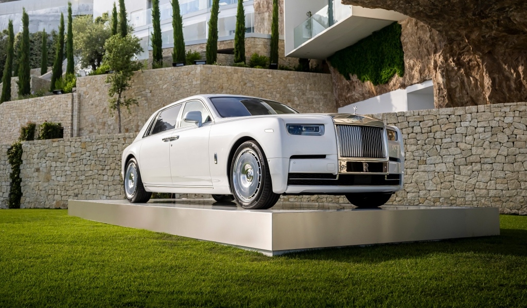 Белый автомобиль Rolls-Royce Phantom 2022 года у дома