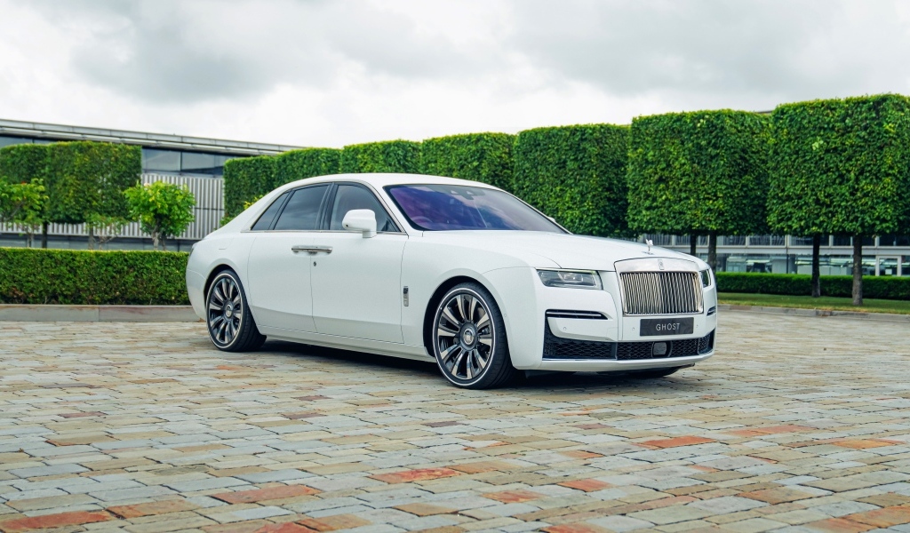 Белый дорогой автомобиль Rolls-Royce Ghost