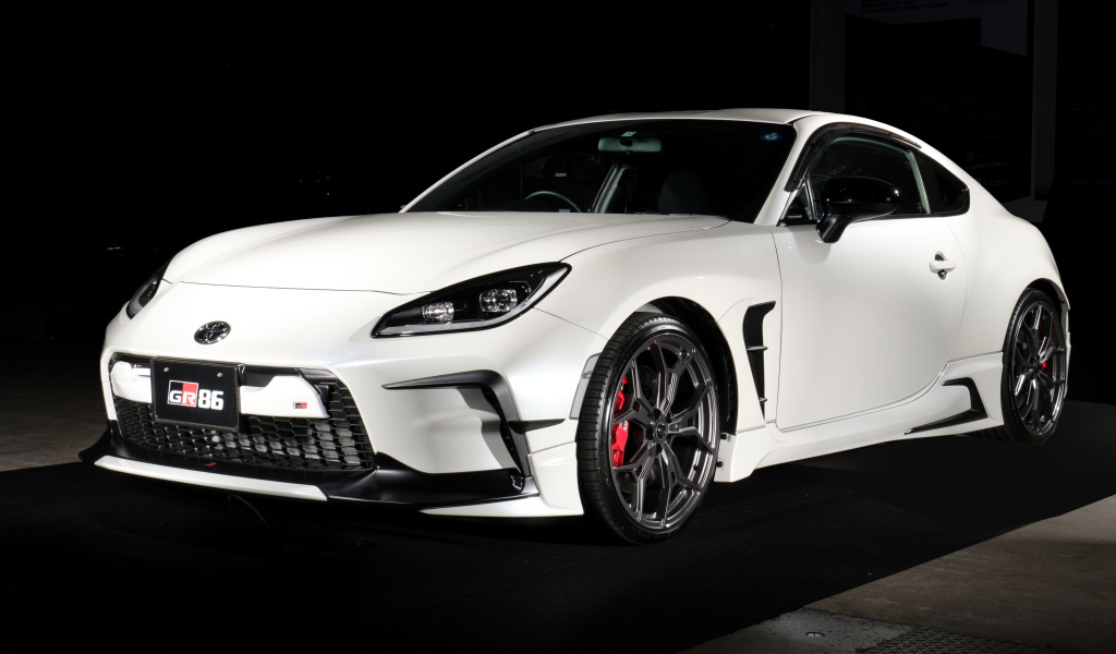 Белый автомобиль Toyota GR 86 GR Parts Concept 2023 года