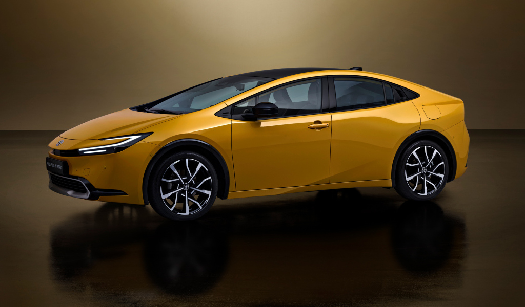 Желтый автомобиль Toyota Prius Plug-In Hybrid 2023 года