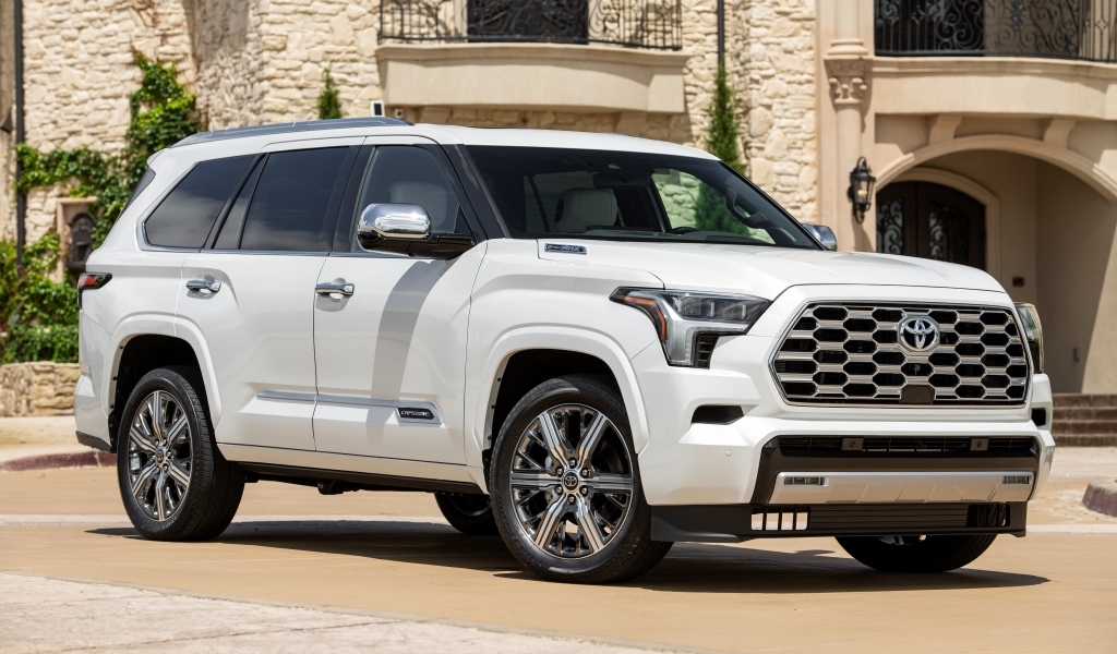Белый внедорожник Toyota Sequoia Capstone 2023 года