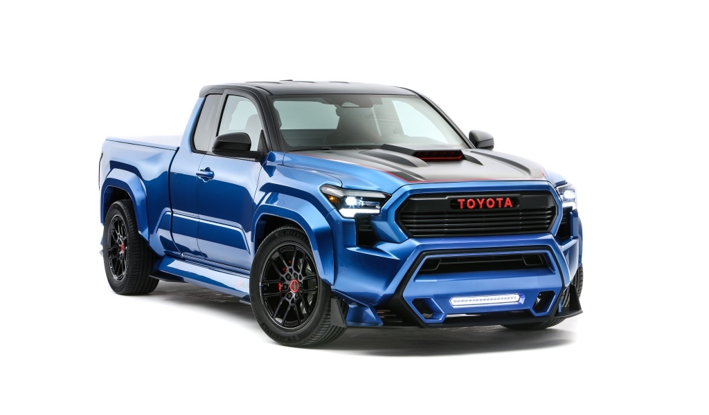 Синий пикап Toyota Tacoma X-Runner  на белом фоне