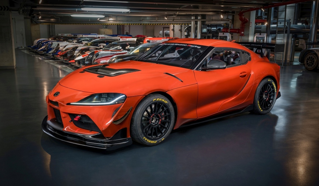 Быстрый красный автомобиль Toyota GR Supra GT4 100 Edition 2023 года