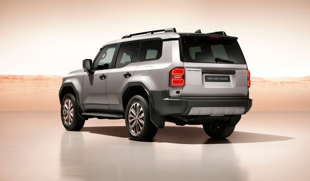Вид сзади на автомобиль Toyota Land Cruiser 2024  года