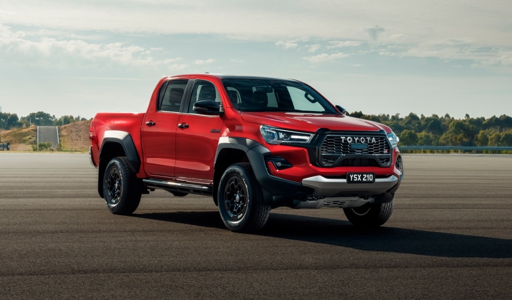 Красный пикап Toyota Hilux GR Sport Double Cab 2023 года