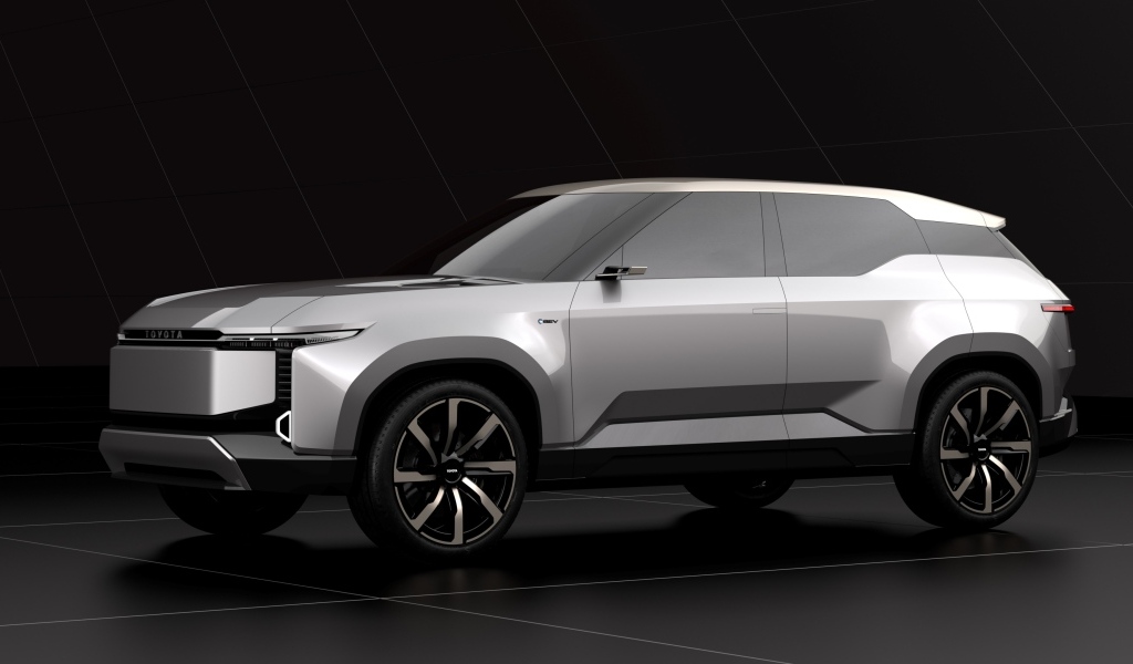 Серебристый внедорожник Toyota Land Cruiser Se на черном фоне