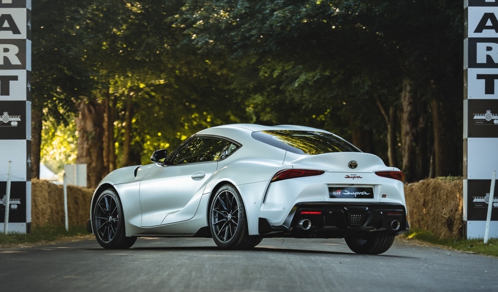Серебристый автомобиль Toyota GR Supra Pro вид сзади