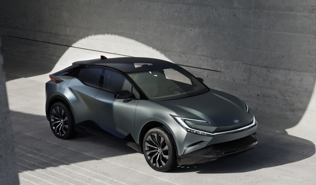 Автомобиль Toyota BZ Compact SUV Concept 2022  у стены