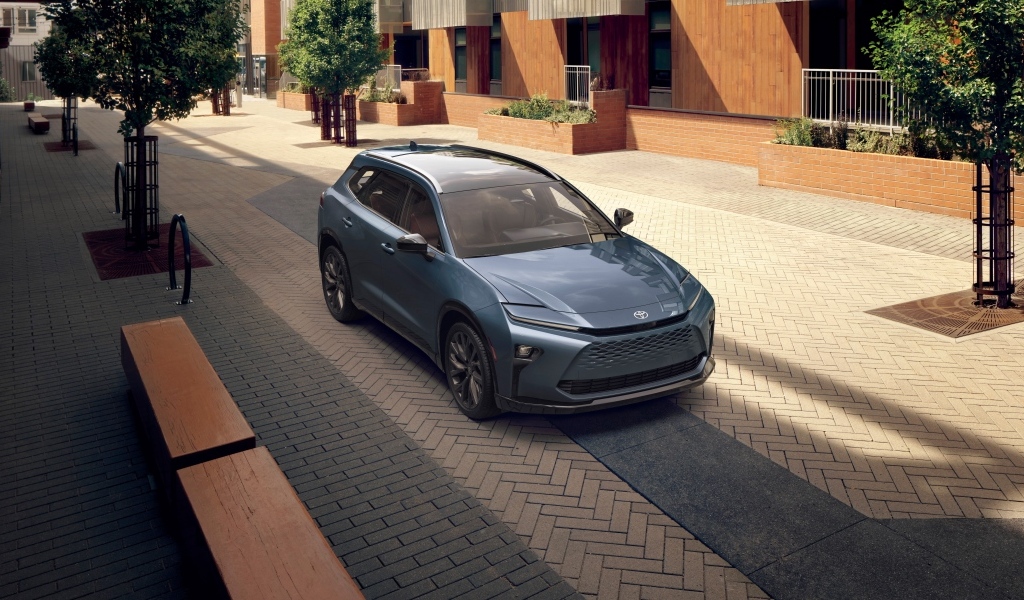 Автомобиль Toyota Crown Signia 2025 года на улице города