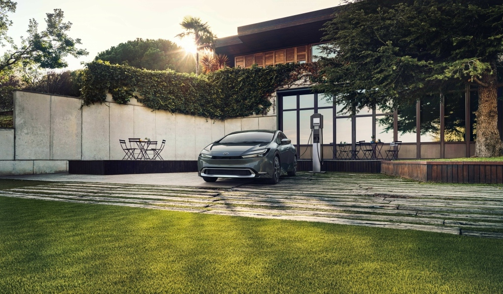 Автомобиль Toyota Prius Prime заправляется