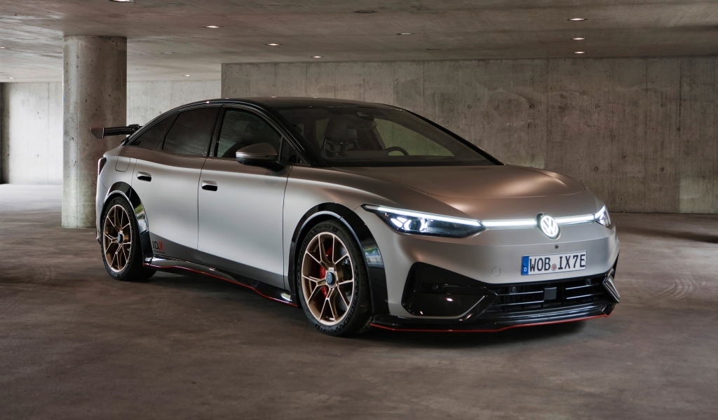 Новый серебристый автомобиль Volkswagen ID.X Performance 2023 года