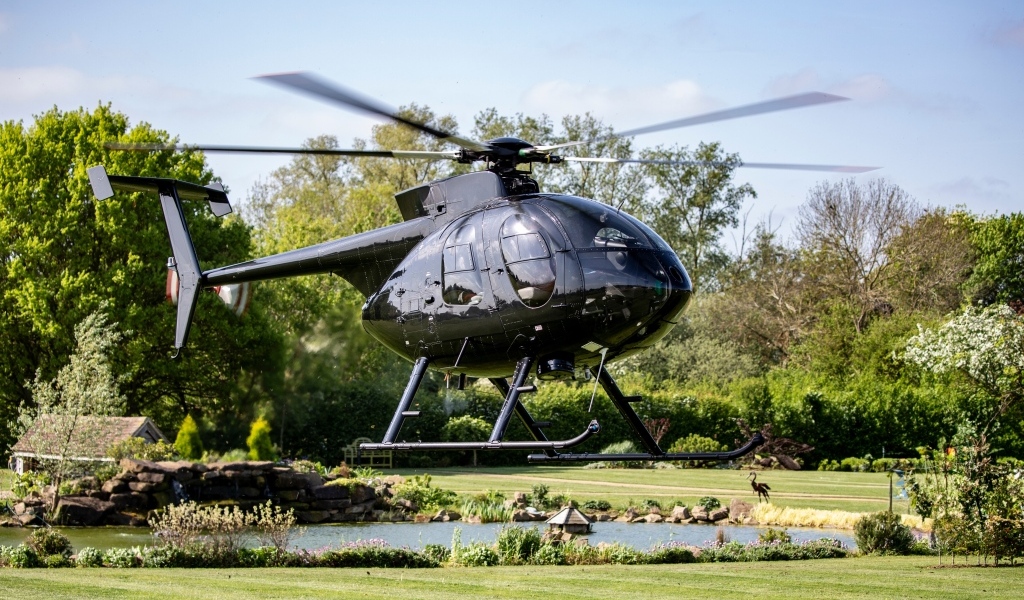 Серый вертолет отрывается от земли