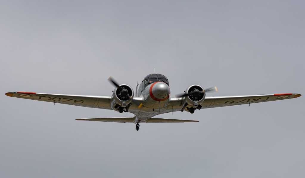 Военный самолет летит на сером фоне