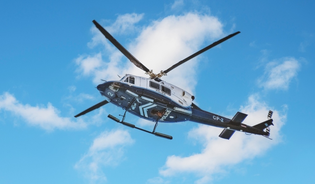 Полицейский вертолет в голубом небе