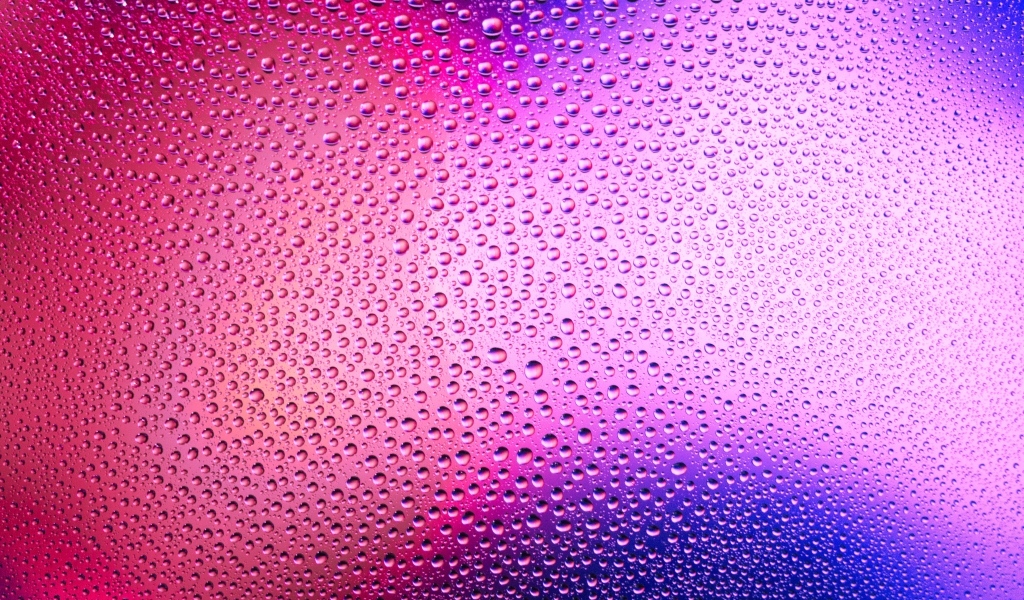 Розовый фон в каплях воды