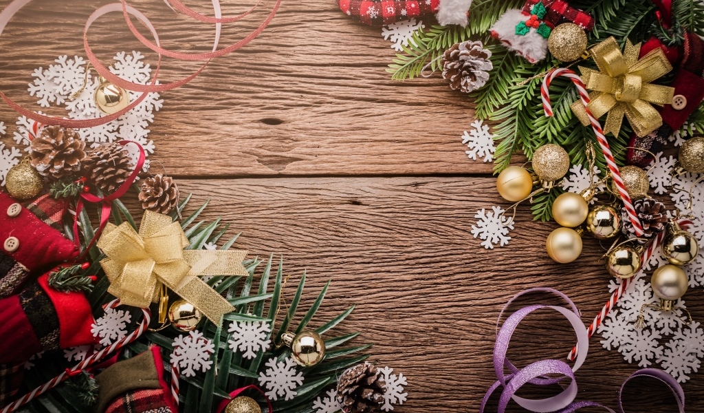 Красивый рождественский декор на деревянном фоне