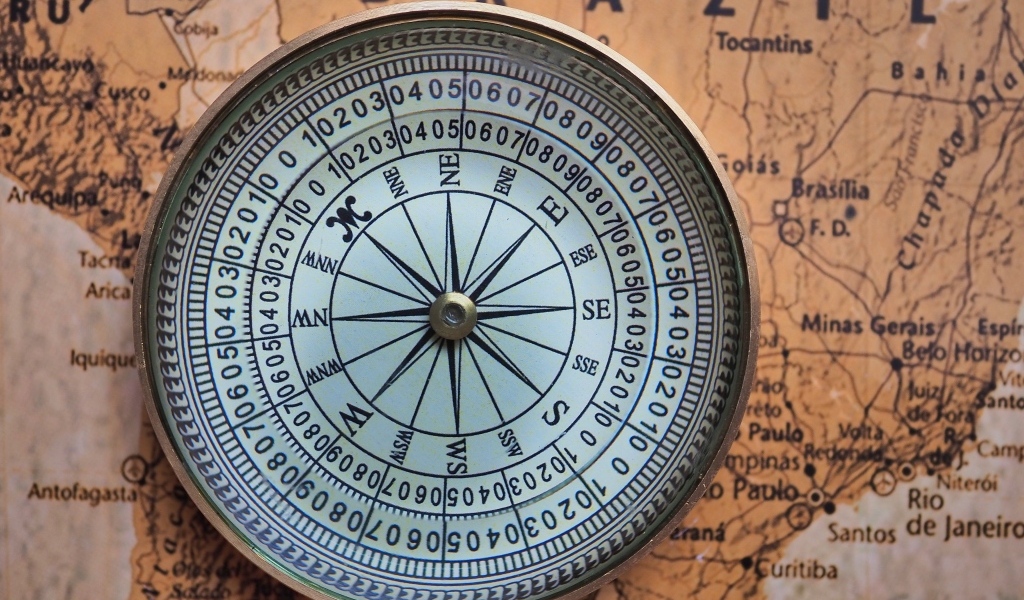 Большой компас лежит на старой карте