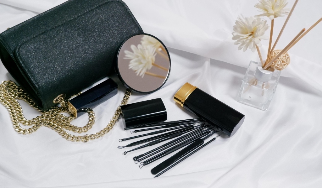 Косметика и сумочка на столе