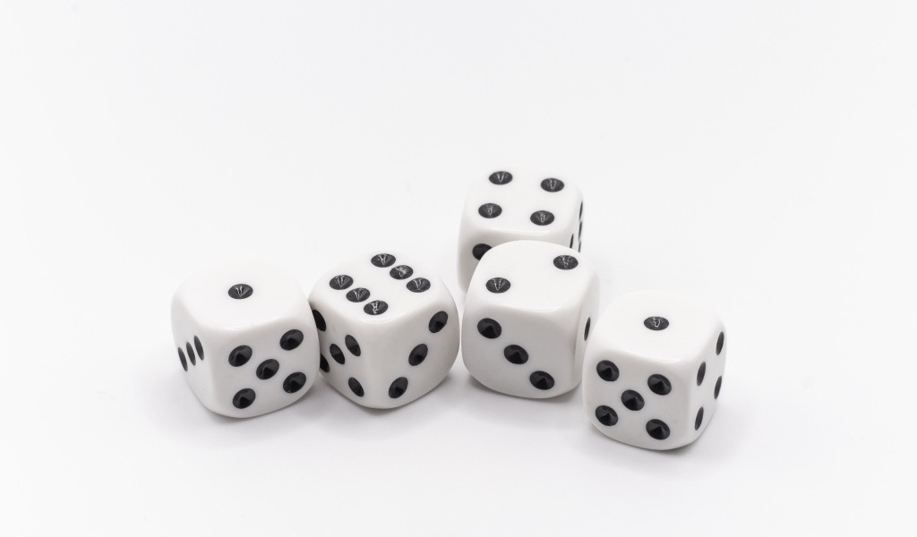 Игральные кости на белом фоне