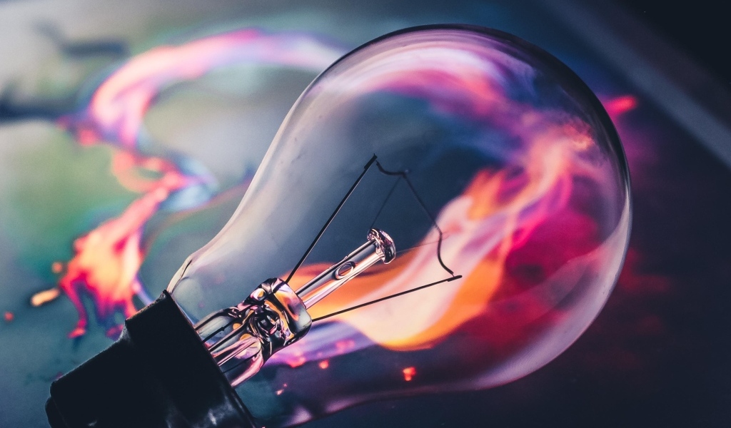 Стеклянная лампочка с огнем