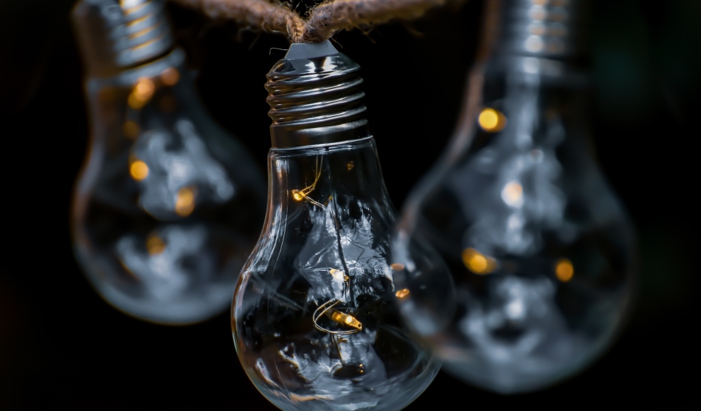 Стеклянные лампочки на веревке 