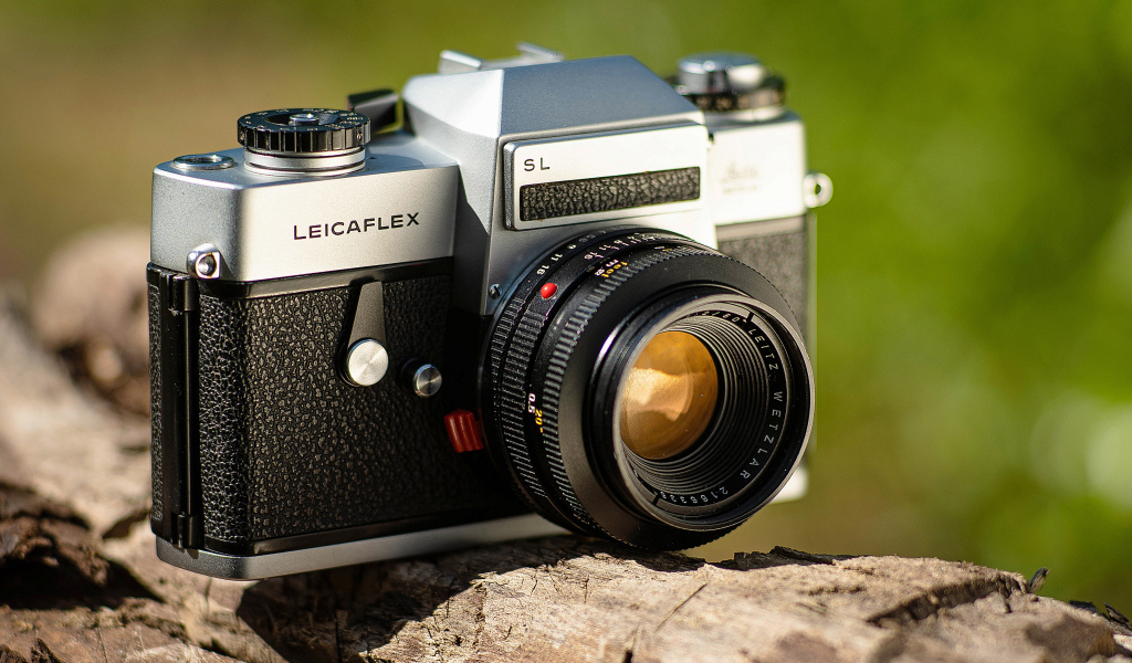 Фотоаппарат LeicaFlex SL стоит на камне
