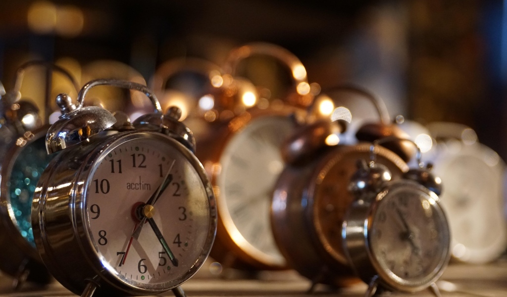 Много будильников на столе