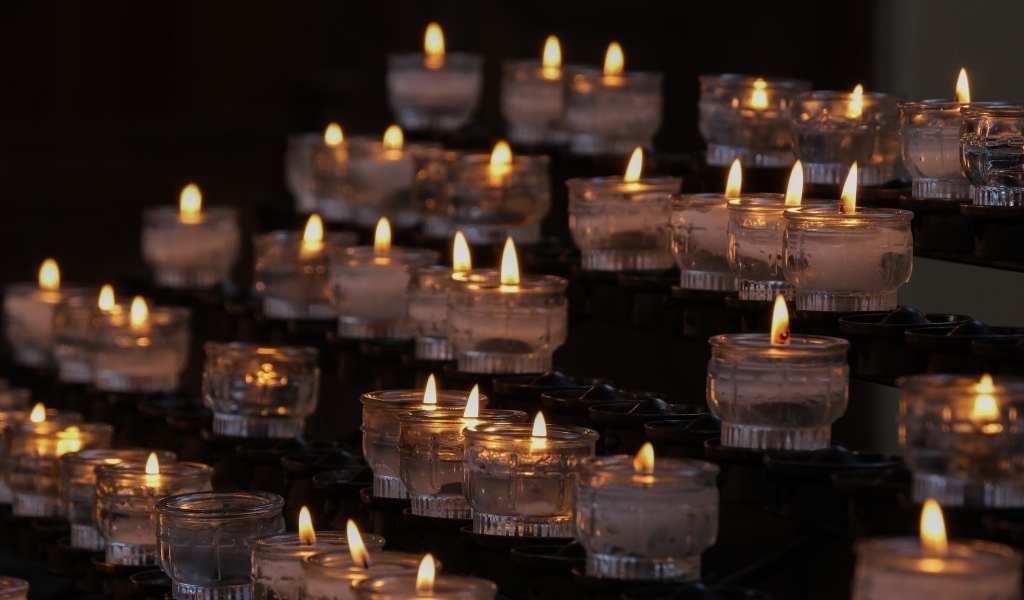 Много зажженных маленьких свечей