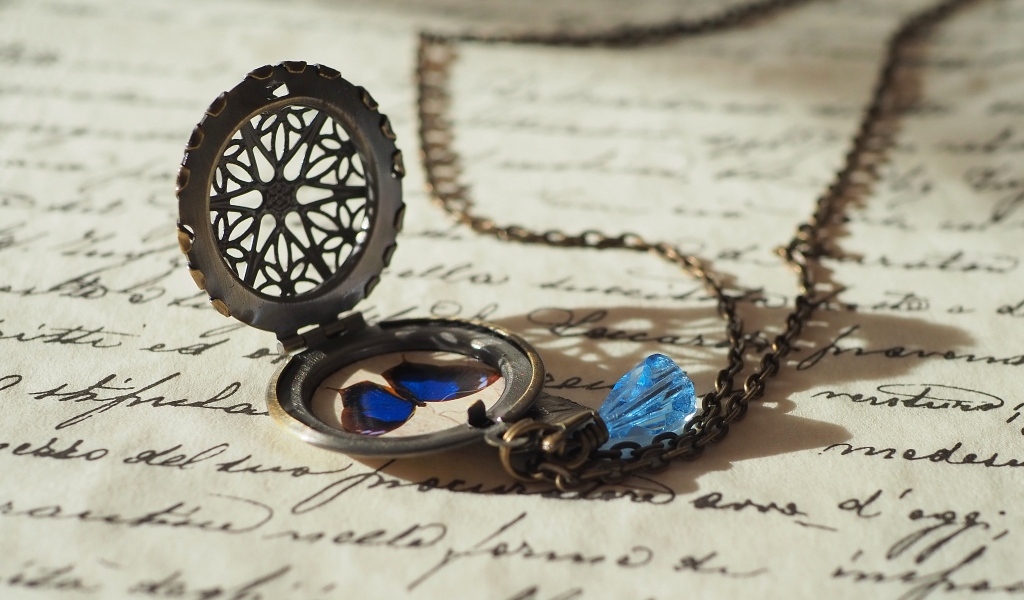 Медальон с бабочкой и голубым камнем