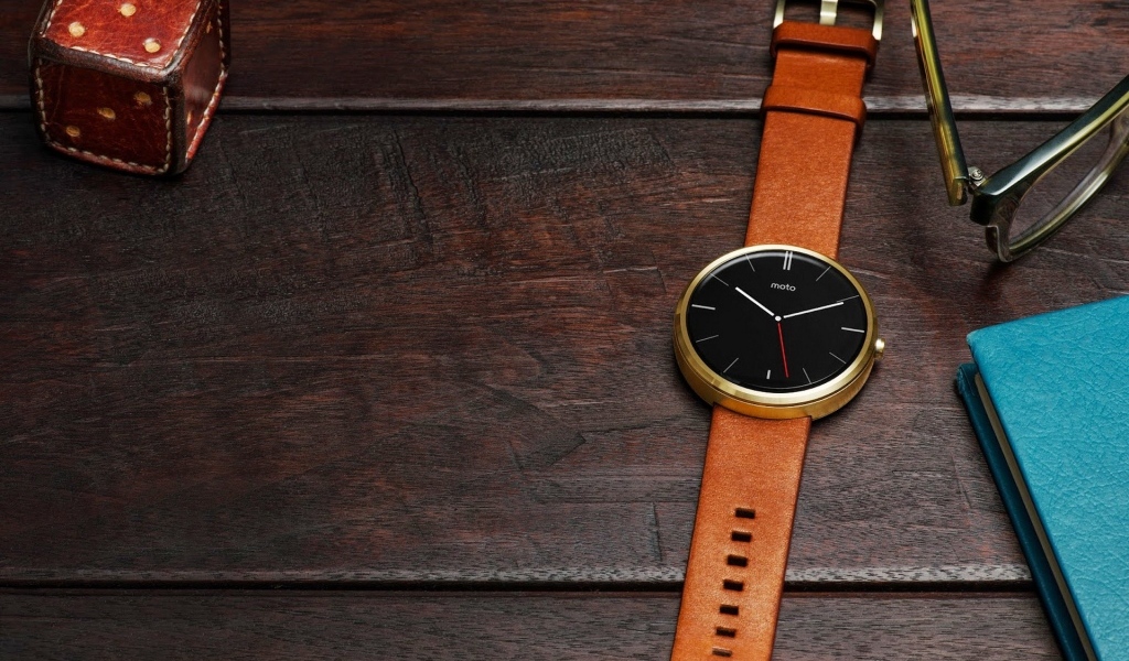 Мужские наручные часы на деревянном столе с блокнотом и очками