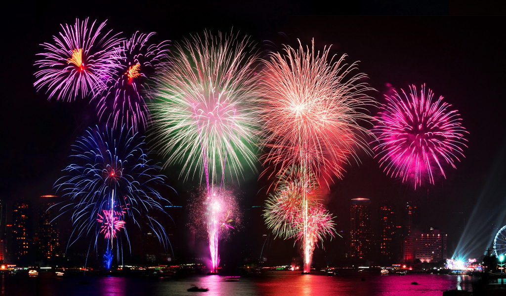 Разноцветный салют в небе над водой