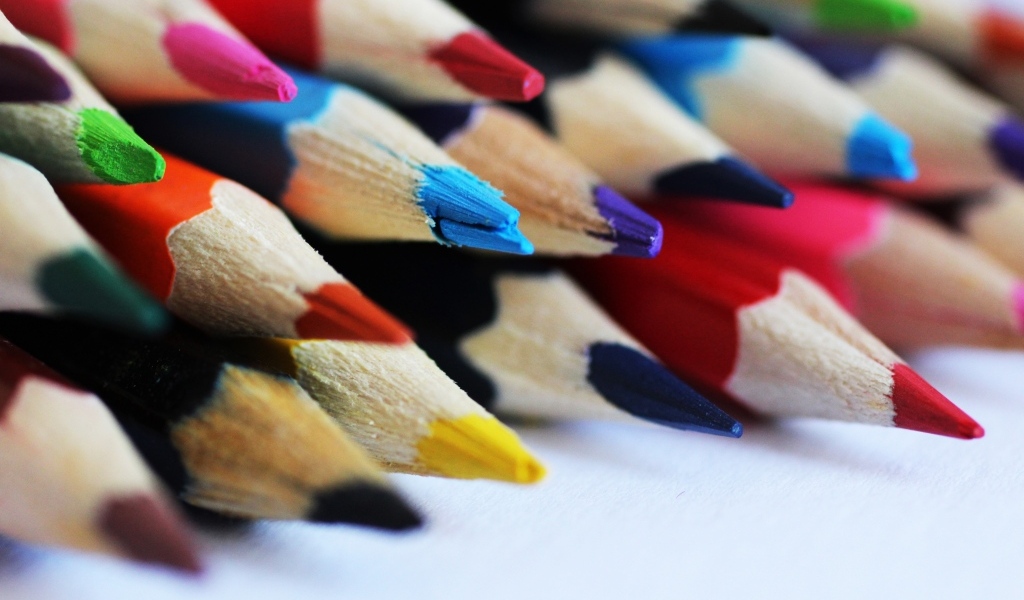 Разноцветные заточенные карандаши на столе