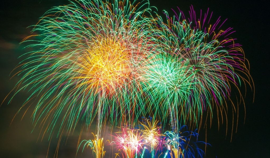 Разноцветный яркий фейерверк в небе на праздник