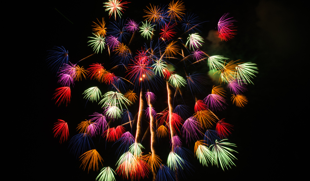 Разноцветные искры фейерверка на черном фоне