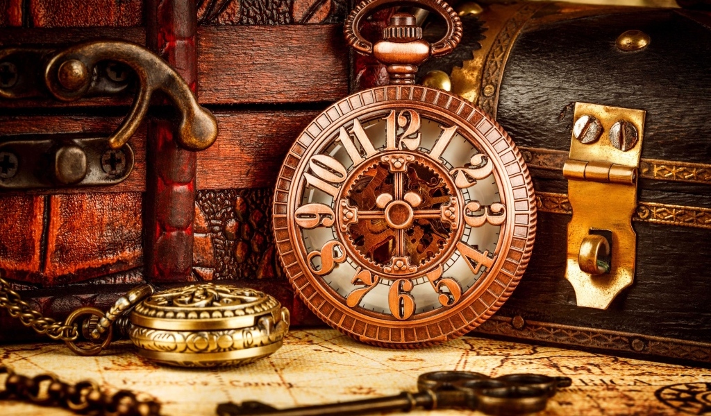 Старые карманные часы, шкатулка и ключ