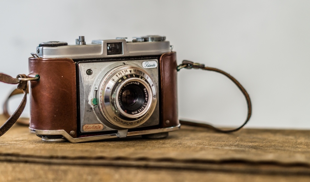 Старый винтажный фотоаппарат на столе