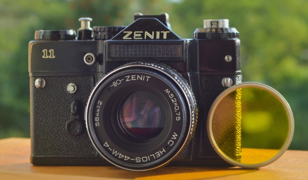 Старый фотоаппарат зенит на столе крупным планом