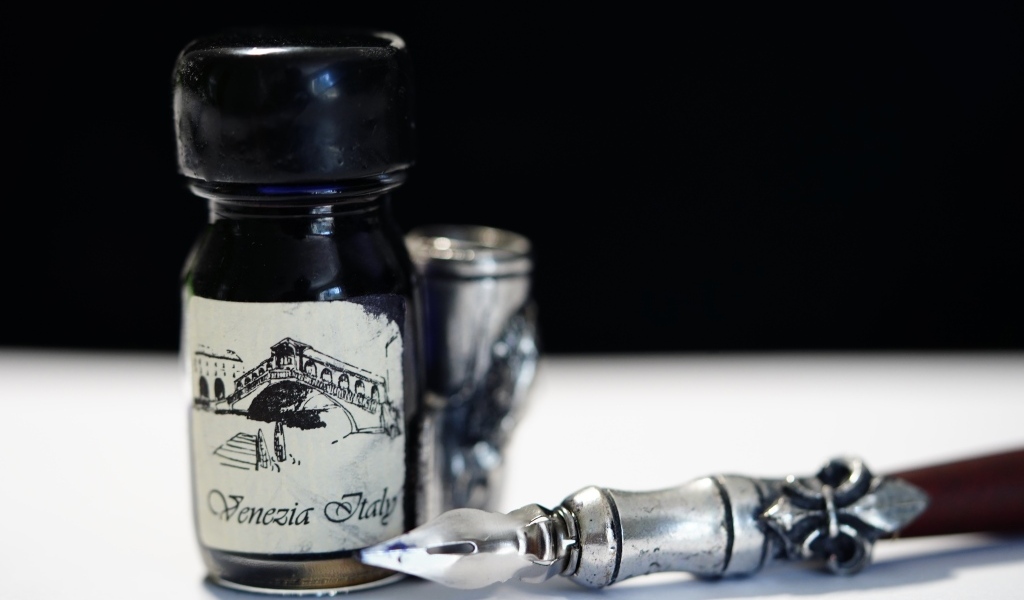 Ручка и чернила на столе