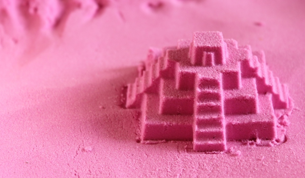 Розовая пирамида из песка