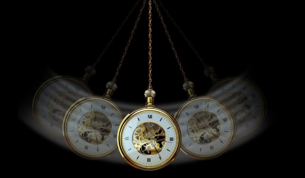 Карманные часы раскачиваются на черном фоне